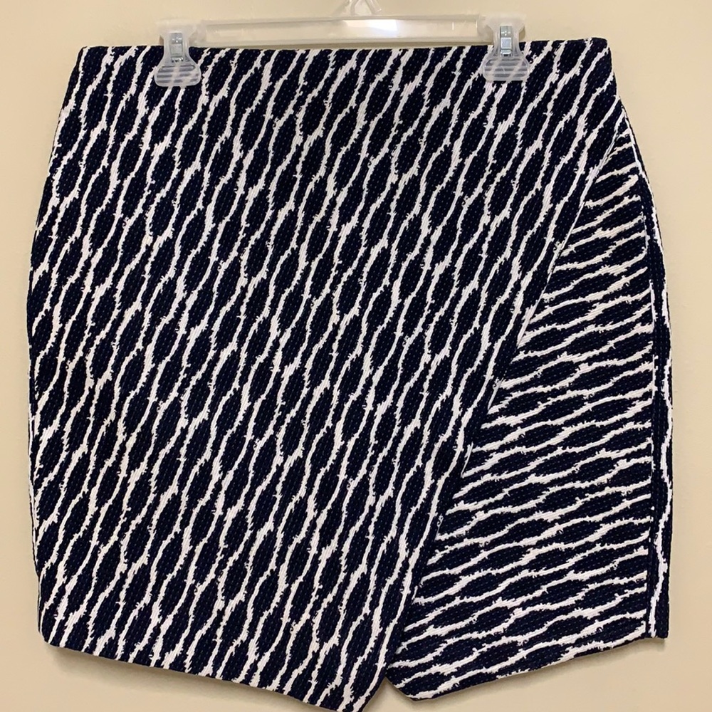 NWT!  Ann Taylor LOFT Blue Patterned Skirt Size Petite Large